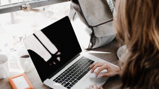 自宅で大学生がオンライン学習をしている様子