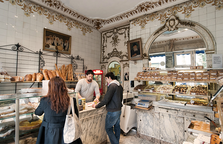 フランスのベーカリー、パンとヴィエノワズリーで分別されている棚
