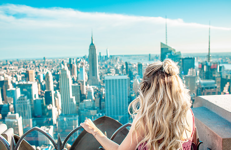 ブルーのニューヨークの景色を見ている女性