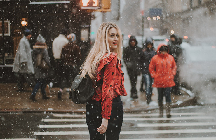 ニューヨークの白い雪景色の中の女性