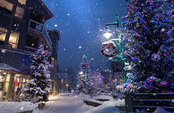 ホワイトクリスマスの雪と青い空