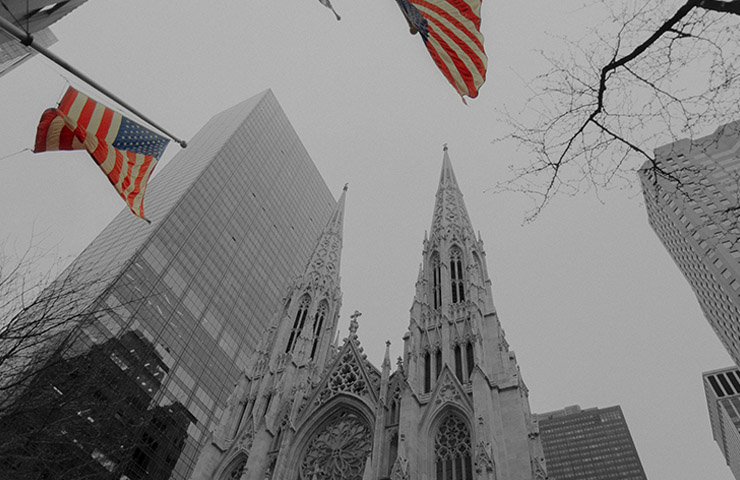 ニューヨークにあるアメリカの国旗とビル