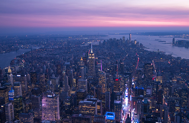 ニューヨークから見る紫の夜景