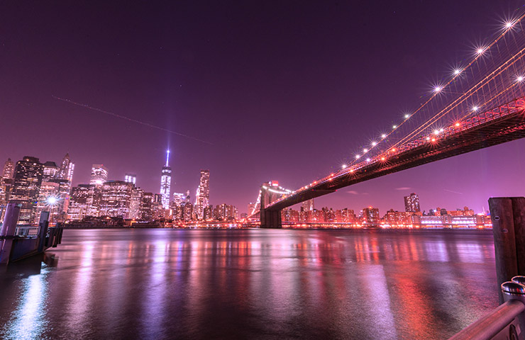 紫色のニューヨークの夜景