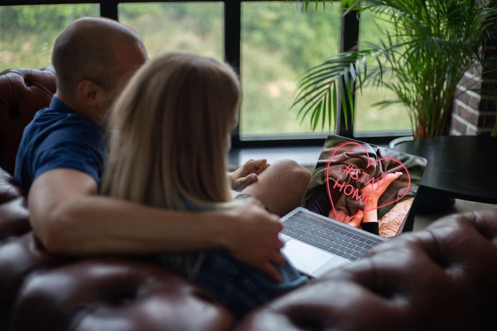 一緒にコンピューターで映画鑑賞しているカップル