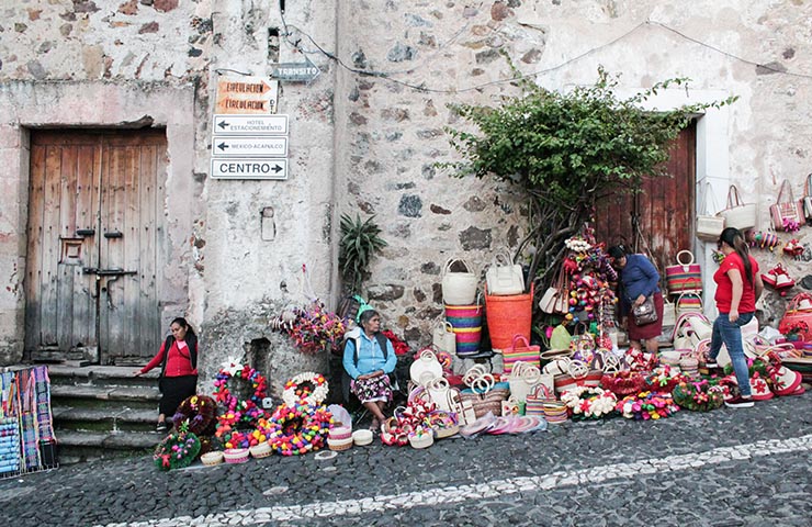 メキシコのストリートでメキシコの伝統的なものを売っているメキシコ人女性たち