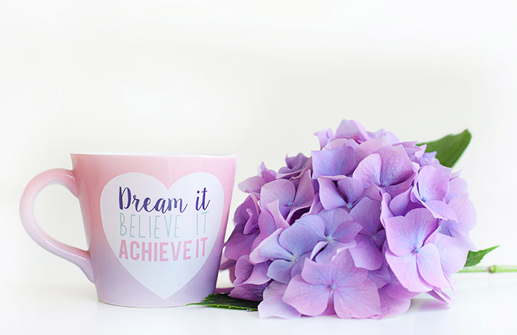 「Dream believe and achieve it」と書かれているマグカップ