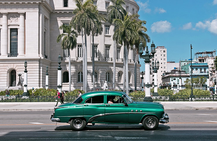 キューバのハバナの街並みとクラシックカー