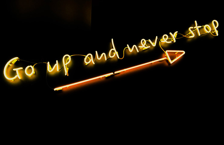 「Go up and never stop」の文字