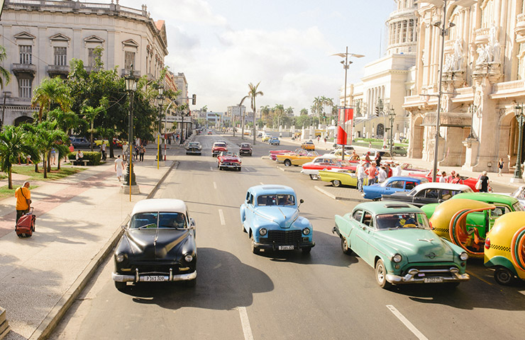 キューバの伝統的なクラシックカー in ハバナ