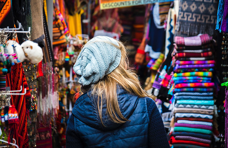 ペルーのお土産屋さんで買い物をしている女性