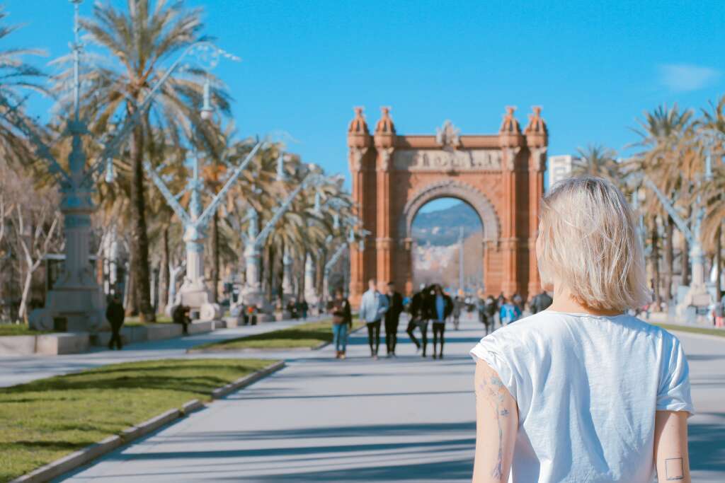 スペイン・バルセロナの凱旋門の前に立っている女性