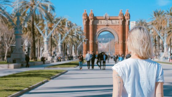 スペイン・バルセロナの凱旋門の前に立っている女性