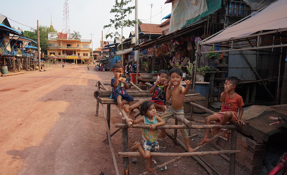 カンボジアの貧しい農村の子どもたち
