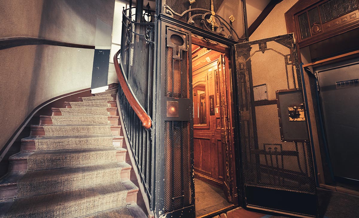 古いエレベーター付きのアパートメント