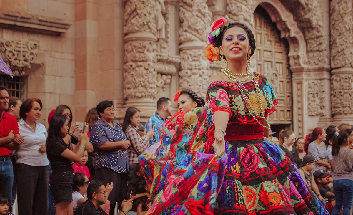 踊っているラテン女性