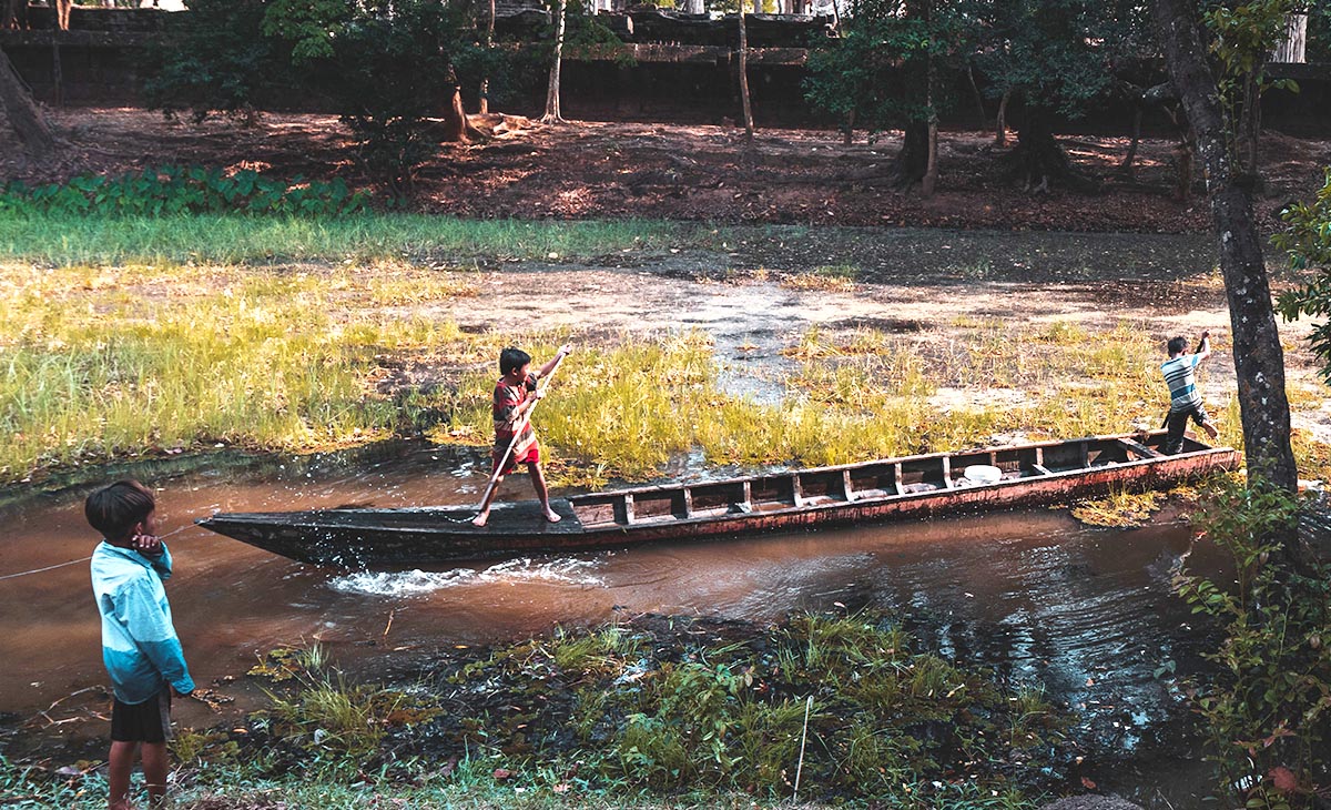 川で遊んでいるカンボジアの少年たち