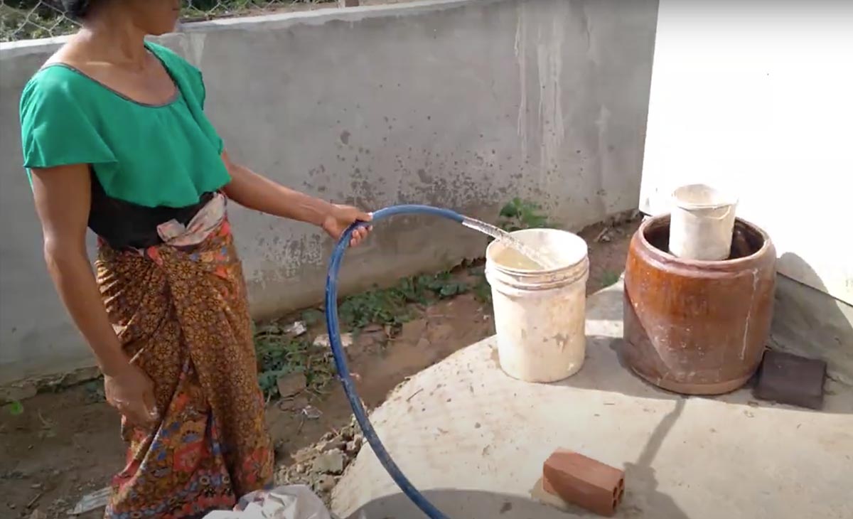 井戸水を使っているカンボジア人女性