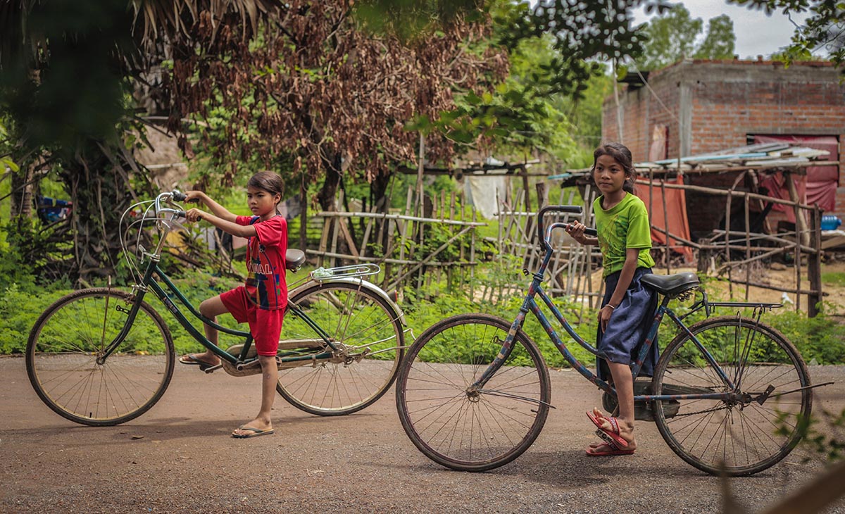 貧困のカンボジアの子どもたち