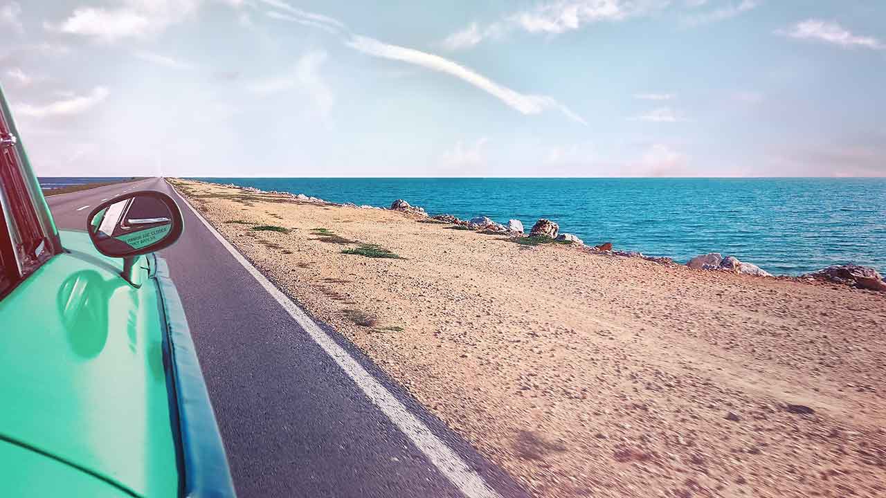 海の近くを走っている車