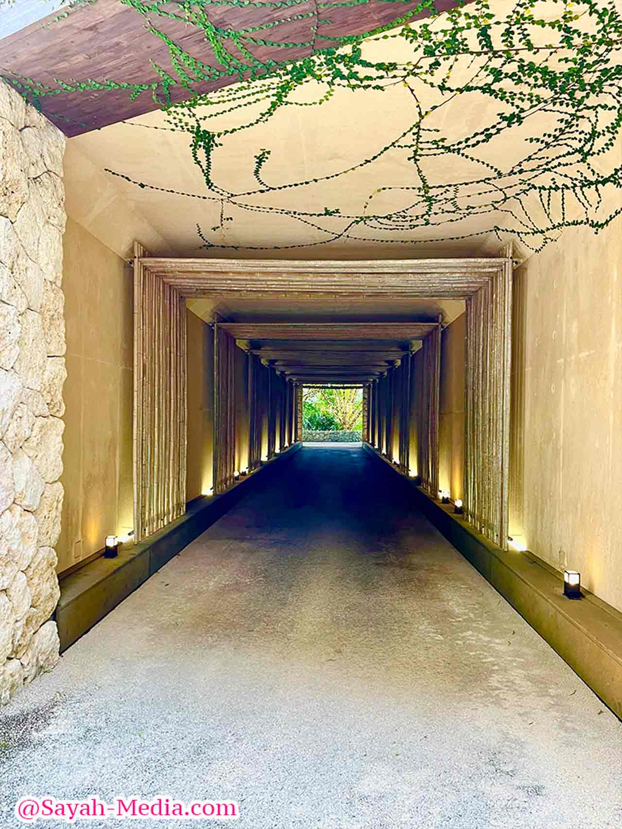 ザ・リッツ・カールトン沖縄のスパ棟に続くトンネル