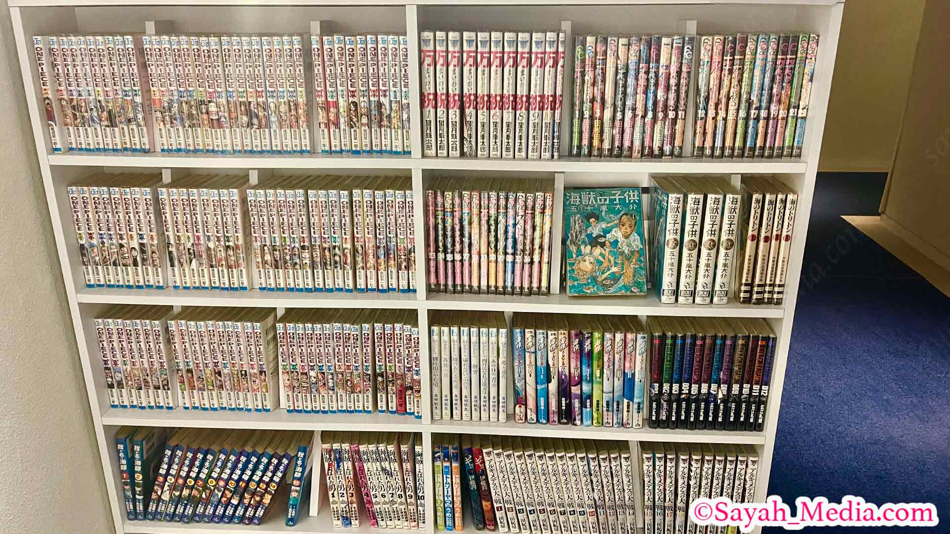 和歌山のギリシャ風リゾートホテル「エピカリス」の漫画読み放題コミックコーナー