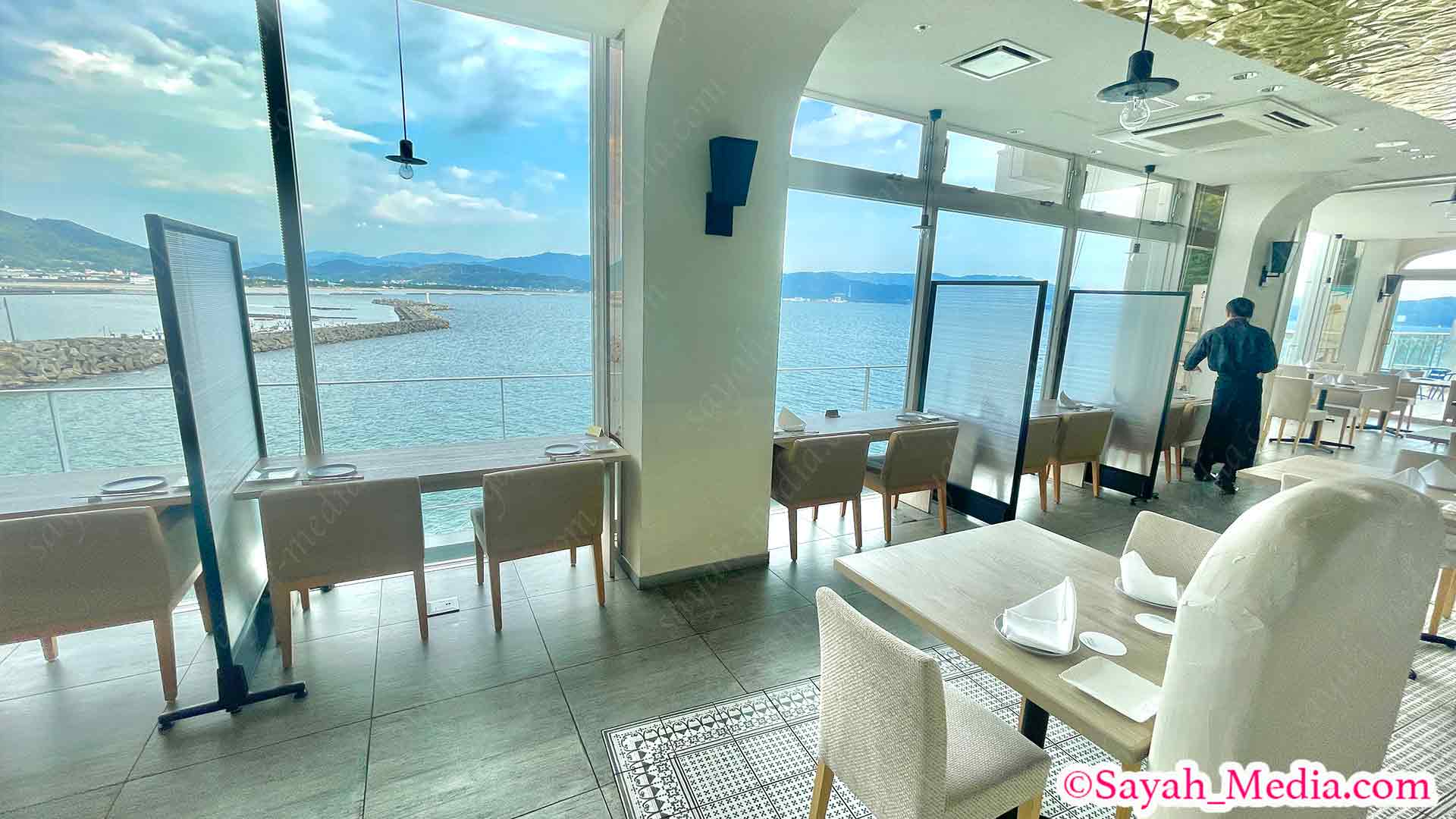 エピカリスの創作ギリシャ料理レストラン「カロスオーシャン」の店内(筆者撮影)